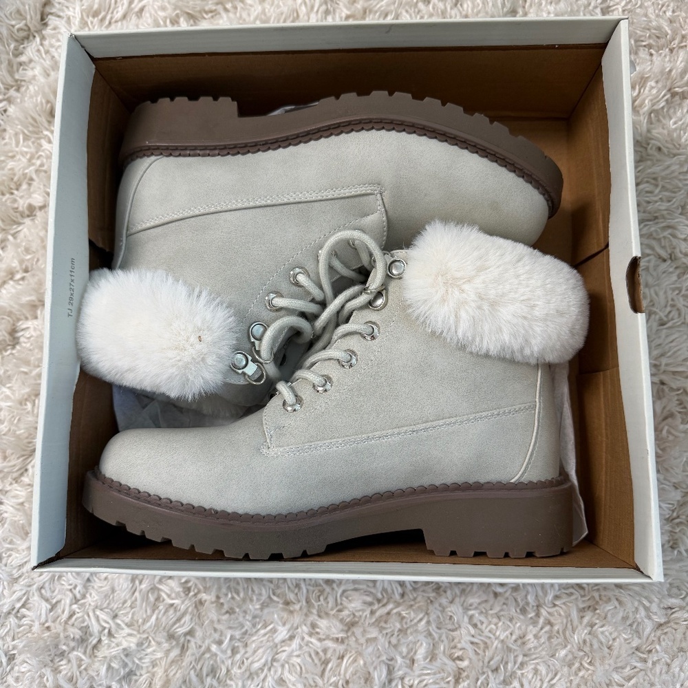 Esprit Chelsea Booties Size 7 – Faux Fur Pom, New in Box